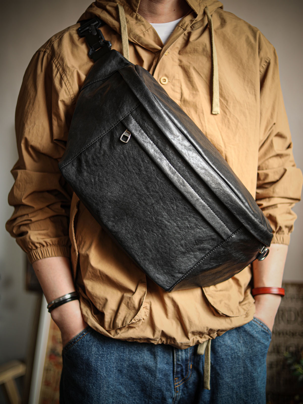 Men's Cowhide Large Capacity Vintage Messenger Bag - Image 5